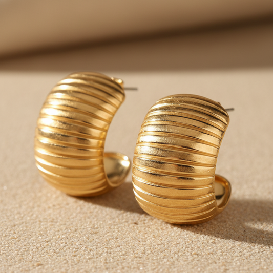 Geribbelde gouden oorbellen – Pinterest productfoto
