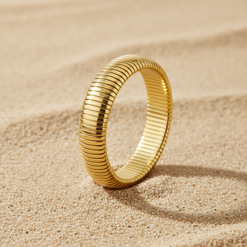 Gouden flex armband 10mm op zand – Pinterest productfoto