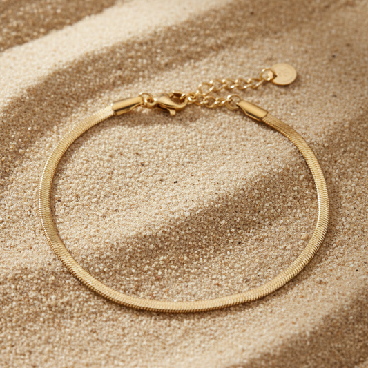 Gouden snake chain armband op zand – Pinterest productfoto