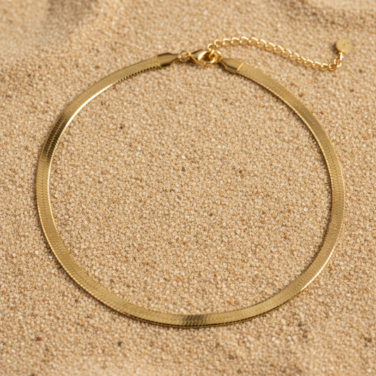 Gouden snake chain ketting op zand – Pinterest productfoto