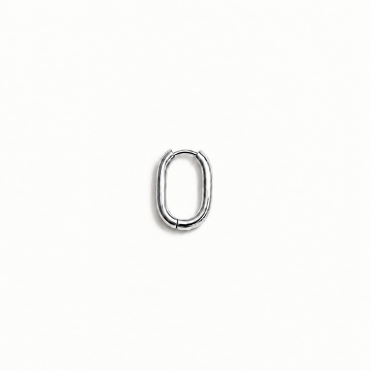 Mini Oval Hoop Zilver van waterproof RVS op een lichte achtergrond.