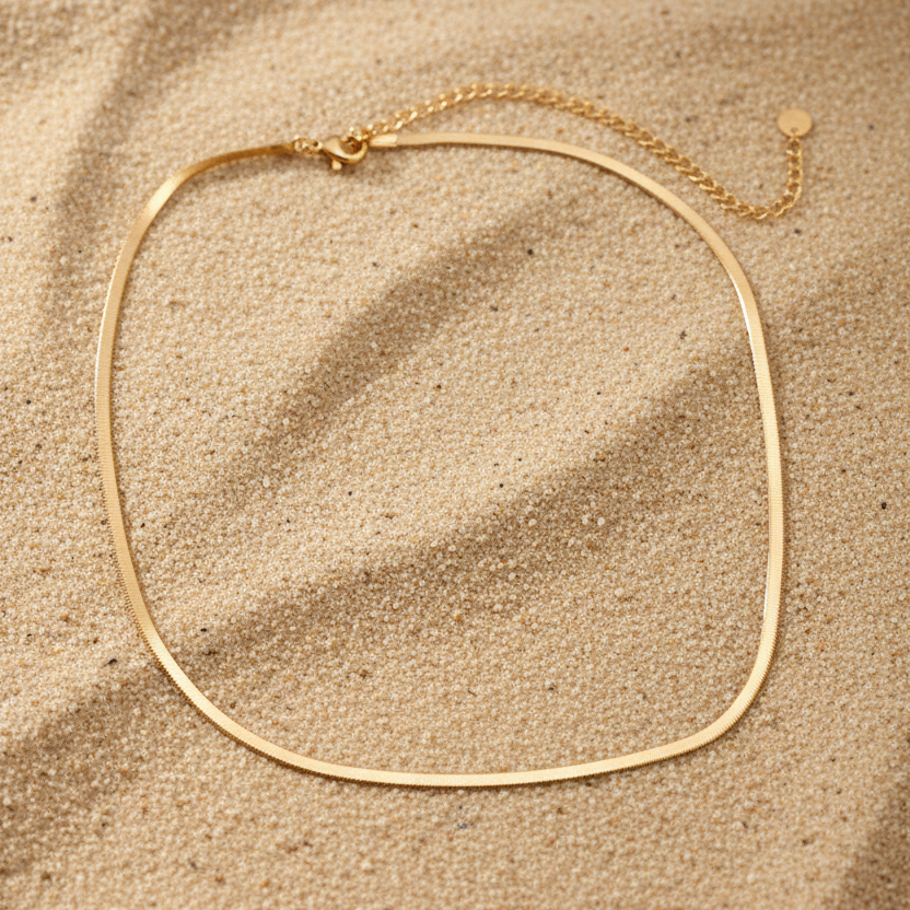 Snake chain ketting 3mm goud op zand – Pinterest productfoto