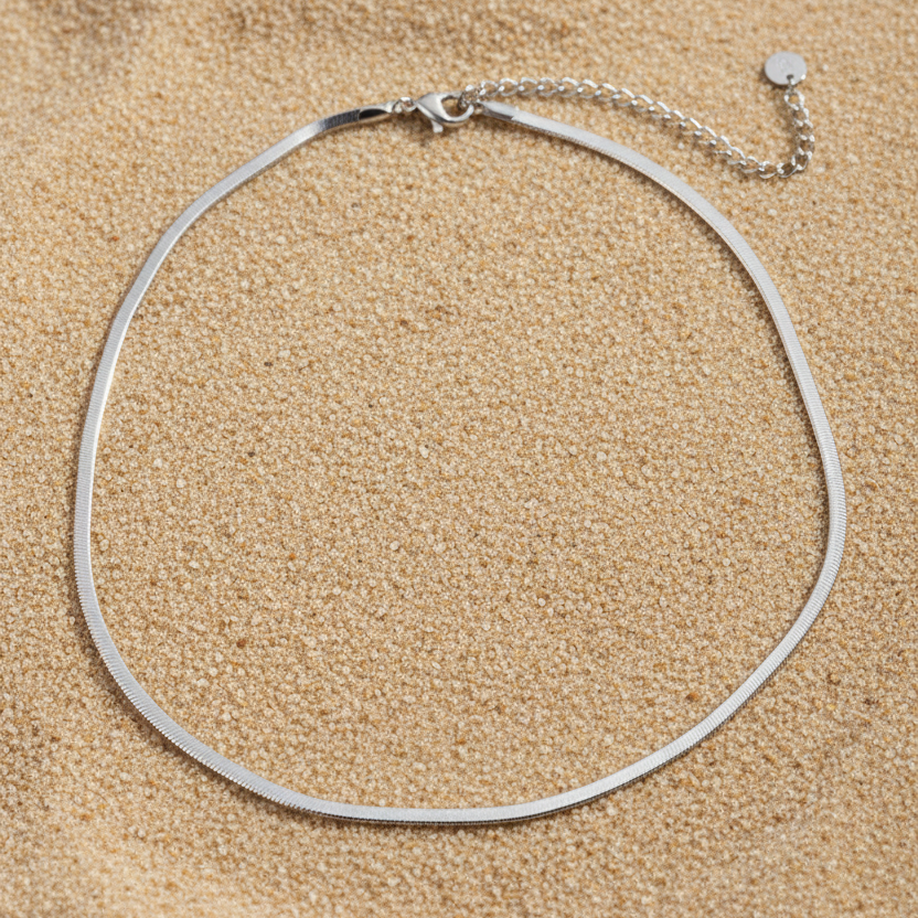Snake chain ketting zilver – Pinterest productfoto

Minimalistische snake chain ketting van zilverkleurig RVS. Glad, flexibel en perfect voor dagelijks gebruik of layering. Ontdek de Snake Chain Necklace van Gioia.