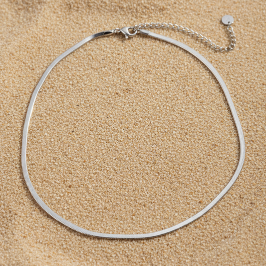 Snake chain ketting zilver – Pinterest productfoto

Minimalistische snake chain ketting van zilverkleurig RVS. Glad, flexibel en perfect voor dagelijks gebruik of layering. Ontdek de Snake Chain Necklace van Gioia.