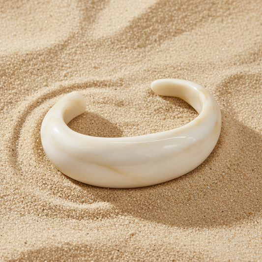Soft Stone Bangle – Pinterest productfoto

The soft stond bangle in offwhite met een beige marmering erin. Het design is een open bangle dit dikker is in het midden en taps toeloopt richting de einden. Gemaakt van hars, dus lichtgewicht en comfortabel