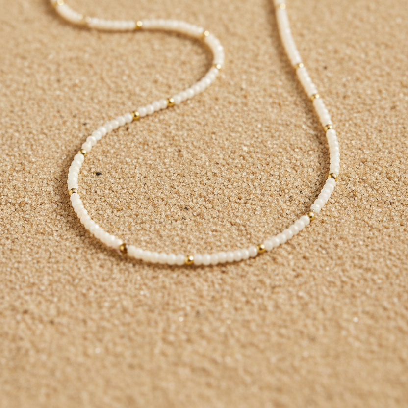 Soft Stone Necklace losjes op zand – Pinterest productfoto