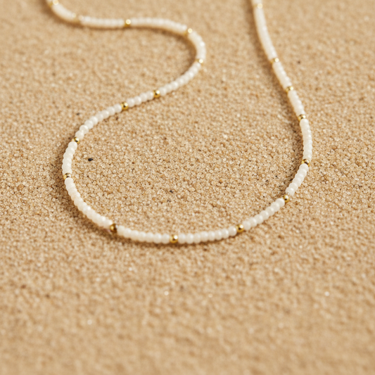 Soft Stone Necklace losjes op zand – Pinterest productfoto