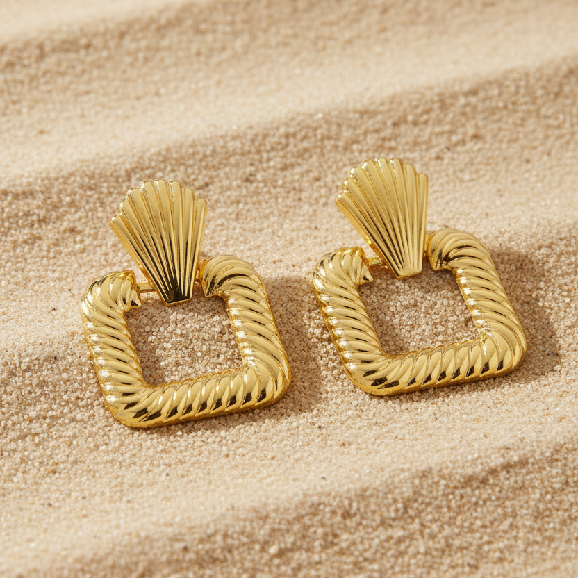 Vintage gouden schelp oorbellen op zand – Pinterest productfoto