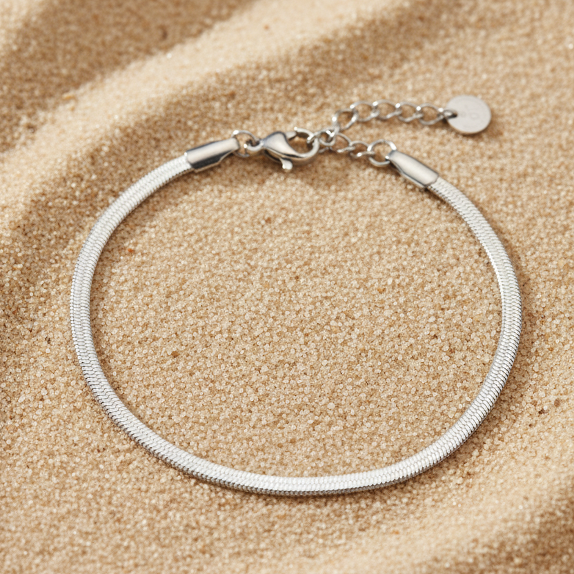Zilveren snake chain armband – Pinterest productfoto

Minimalistische snake chain armband van zilverkleurig RVS. Glad, flexibel en perfect voor dagelijks gebruik. Ontdek de Snake Chain Bracelet van Gioia.